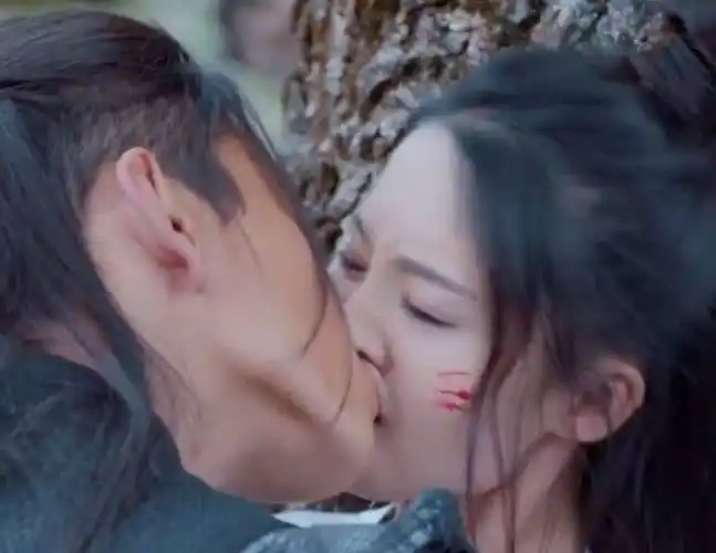 原创王大陆与已婚导演公开接吻后跟李沁搂抱又贴脸