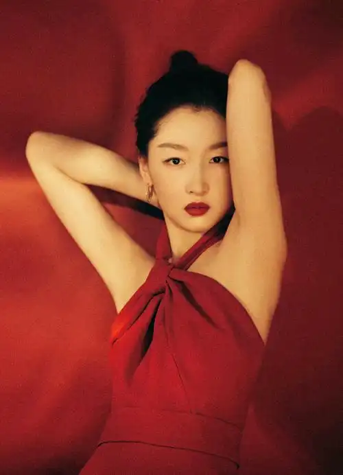 红色挂脖礼裙,抹胸廓形西裤,异形拼接连衣裙,周冬雨超话最近的妆造