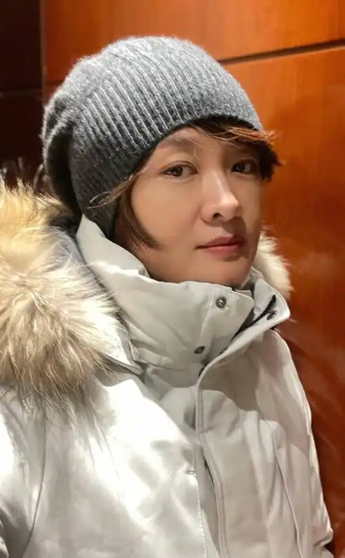 16年过去了,那个在汶川一哭成名的央视主持人李小萌,如今怎样了_朱大