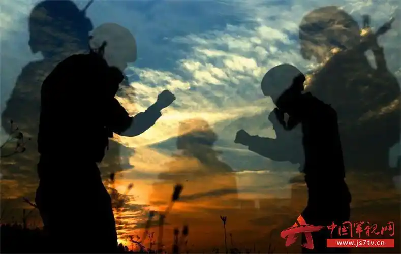 黄昏下的擒敌技术,勾勒出别样的刚性美.