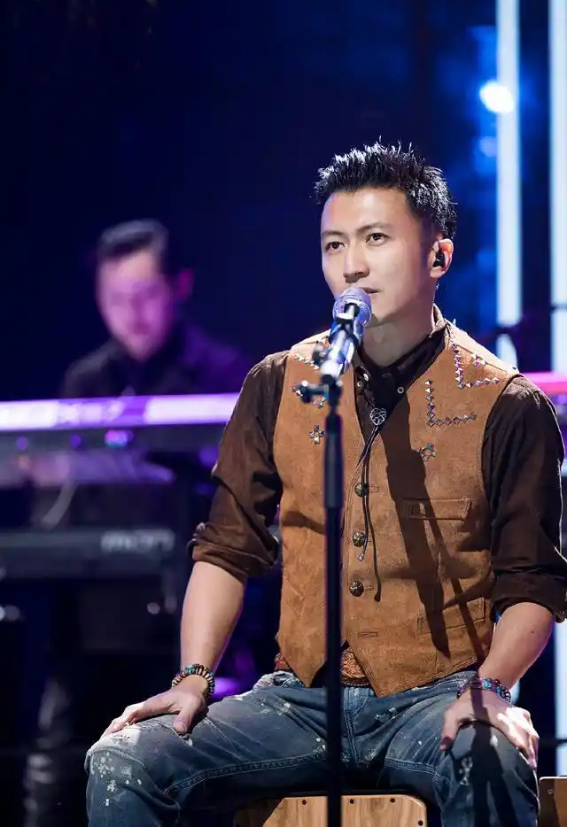 谢霆锋打造复古牛仔风梳起大背头造型霸气十足