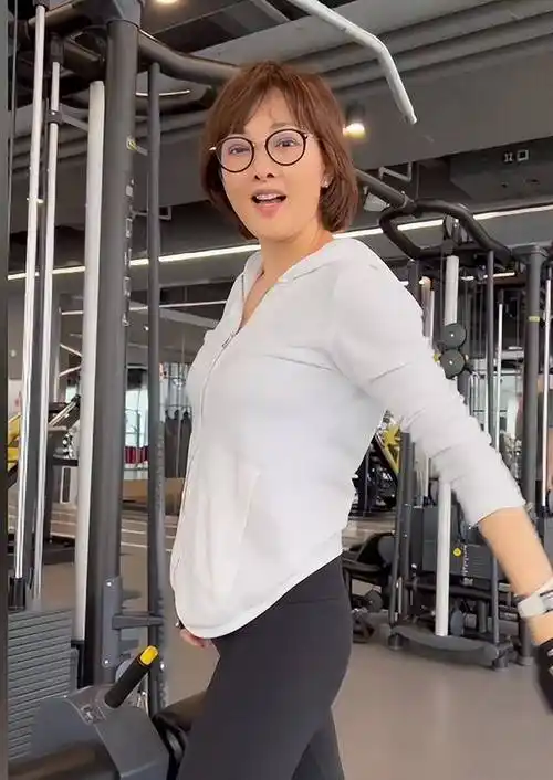 48岁牛莉泡健身房,举铁练背超拼命,被男教练打趣立刻急眼怒嗔_视频