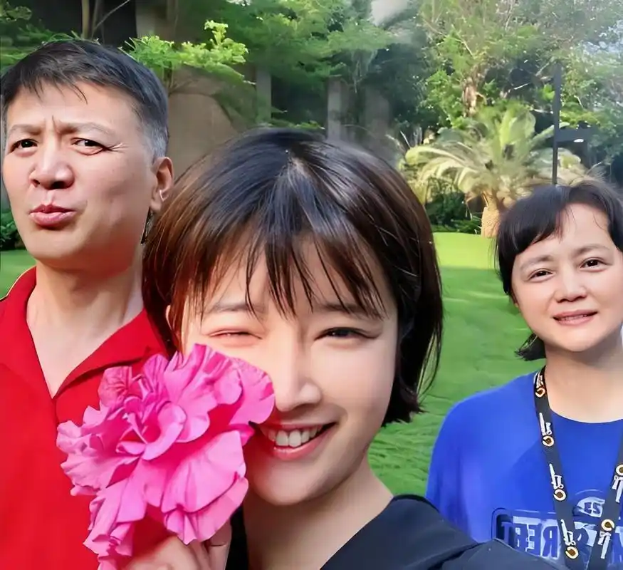 2022年,奚望抱着孩子坐在父亲刘志兵身边.