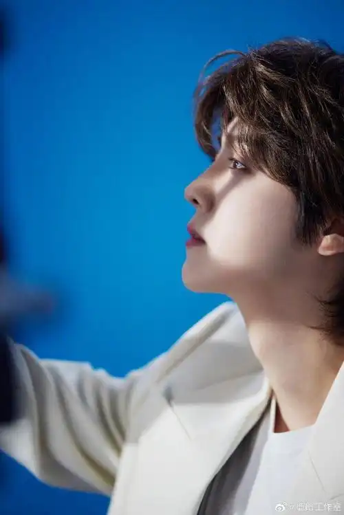 鹿晗工作花絮掉落真的很喜欢鹿晗的这身造型啊