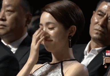 林依晨感动女神捂脸伤感gif动图_动态图_表情包下载_soogif