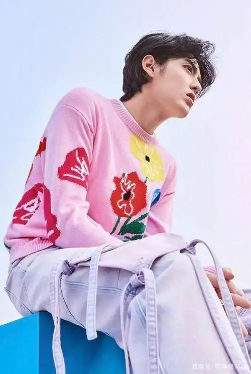 粉色刺绣毛衣加上飘带牛仔裤,吴亦凡将温柔和嘻哈风实现了贴合婉转.