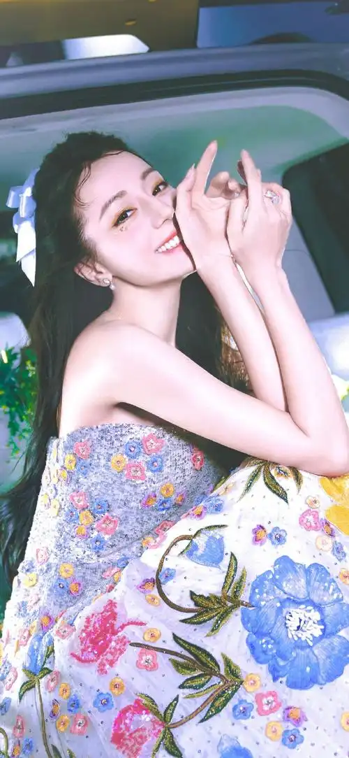 迪丽热巴##迪丽热巴说重庆火锅好安逸##迪丽热巴花朵刺绣高定##盒星