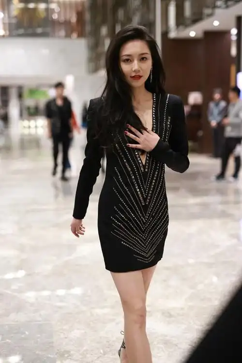杨幂旗下艺人个个是腿精黄梦莹穿黑色小短裙大长腿好撩人
