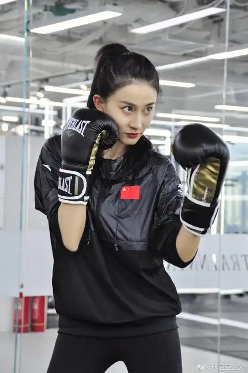 体操女神张豆豆微博晒照训练拳击颜值吸睛