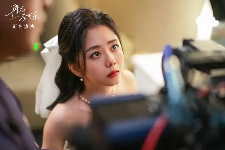 谭松韵电影《再见,李可乐》婚纱花絮照