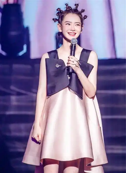 发型|戚薇现身许嵩演唱会,扎终极丸子头配蓬蓬裙嫩炸天,哪像35岁辣妈