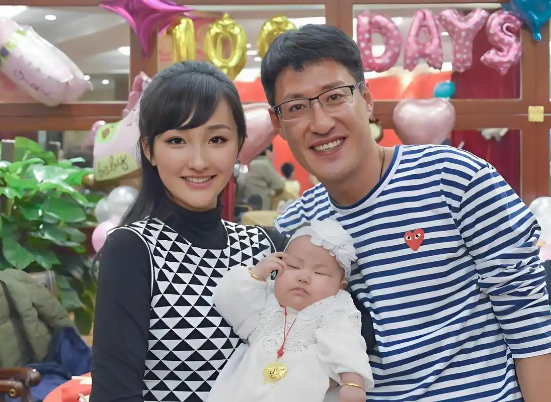 2009年,于震向怀孕的妻子扔板凳,方柏霓吓坏了.