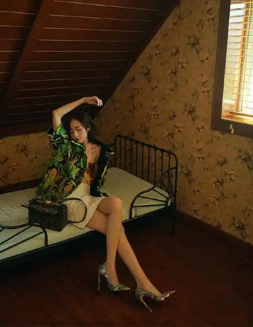 胡冰卿对自己挺狠为秀腿穿12厘米铁钉鞋脚背成180度