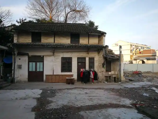 住过13年的老房子只剩下眼前的这块地基.