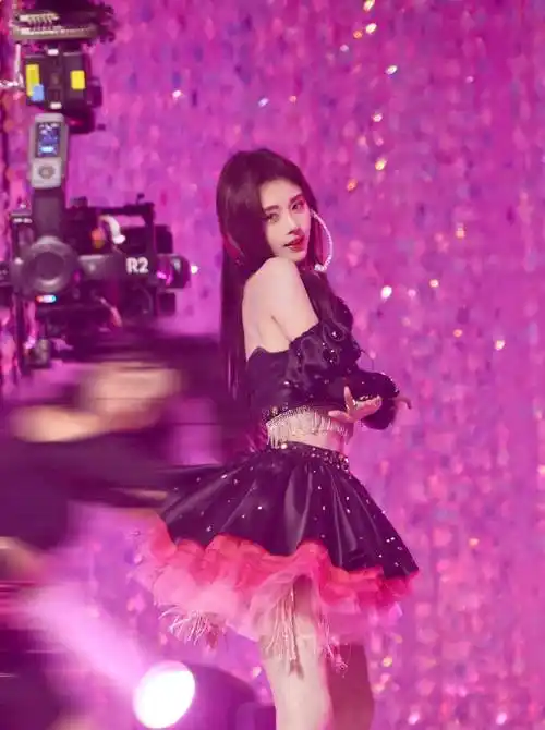 鞠婧祎新歌上线,舞台照流出,穿黑粉露腰小短裙甜美灵动 妩媚撩人_粉红