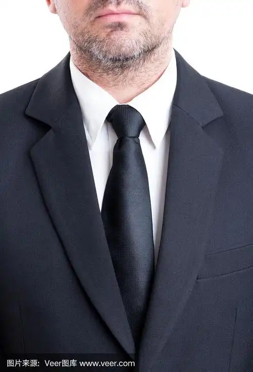 黑色西装和领带配白衬衫