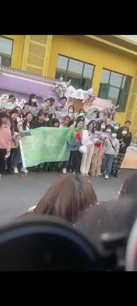 李沁新剧七夜雪开机和现场粉丝合影