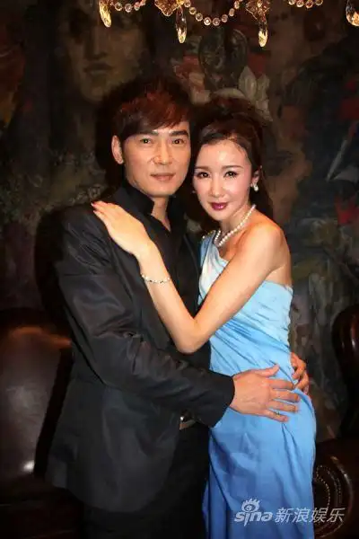 焦恩俊携周楚楚亮相时尚活动 遇好友孙菲菲(图)