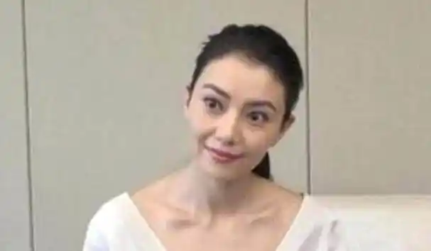 原创高圆圆为复出瘦到95斤采访后忘修图锁骨痕迹是赵又廷啃的吗