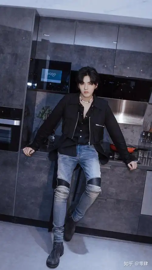 求问各位鲵们有没有吴亦凡正脸全身照啊