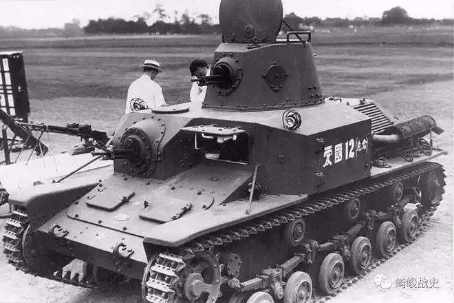 日本陆军骑兵部队装备的第一种"豆战车":九二式重装甲车.