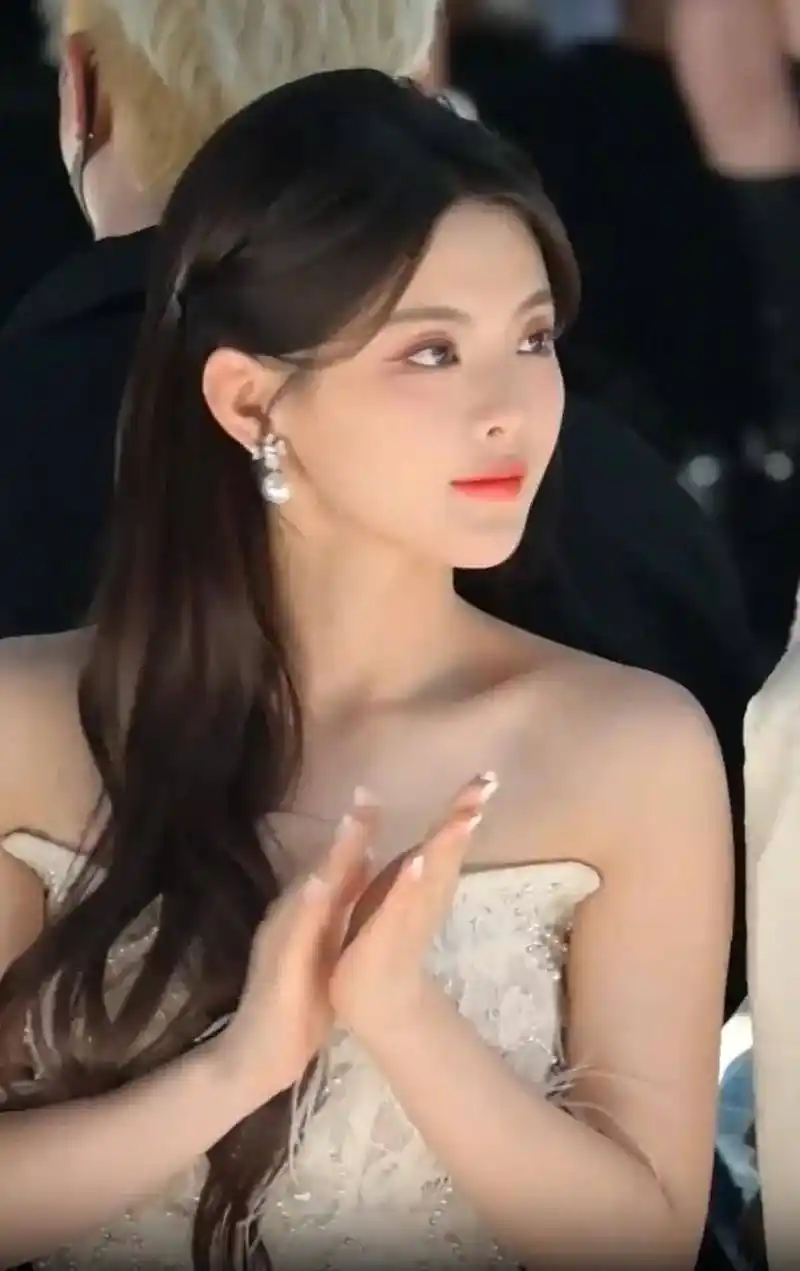 上海时装周明星生图:杨颖骨感,杨超越精致,45岁严屹宽依然帅气_活动