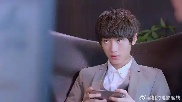 甜蜜暴击:丁程鑫化身霸道总裁,西装搭领带气质,一开口惊艳全场