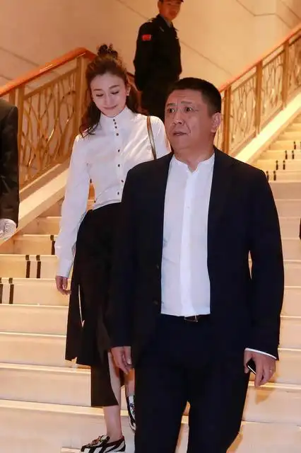 李小冉离开渣男不再苦命和老公出席活动尽显恩爱