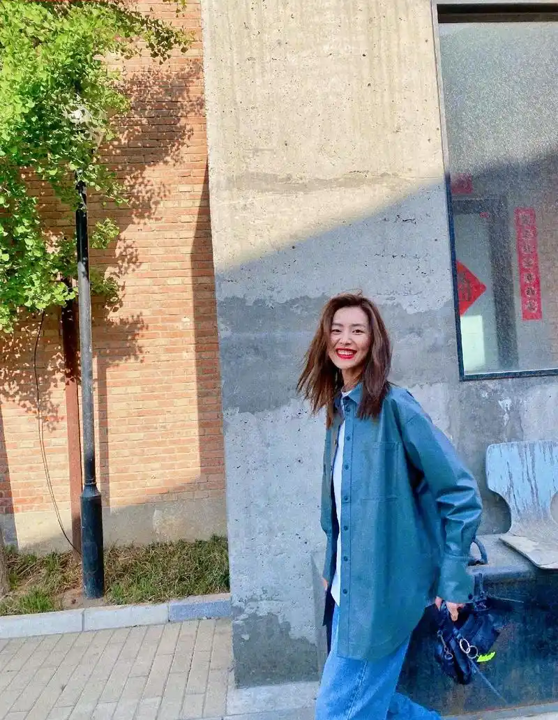 刘雯清爽自在的夏日穿搭,每次看大表姐的日常搭配都会被惊艳到!