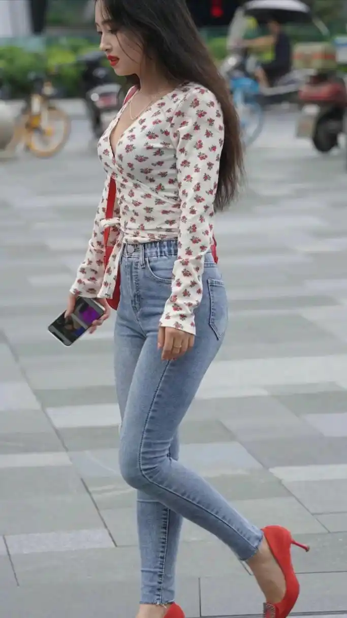 街拍笑容自信走路带风的牛仔裤女生#时尚街拍美女# #日常穿搭