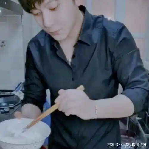 个小时辛苦做的蛋糕拿出来的时候掉到地上,吴亦凡学做煎饼鸡蛋"出走"