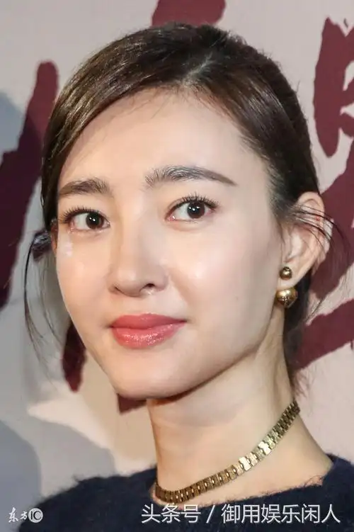 32岁王丽坤出席某活动网友怎么满脸油腻笑起来不好看