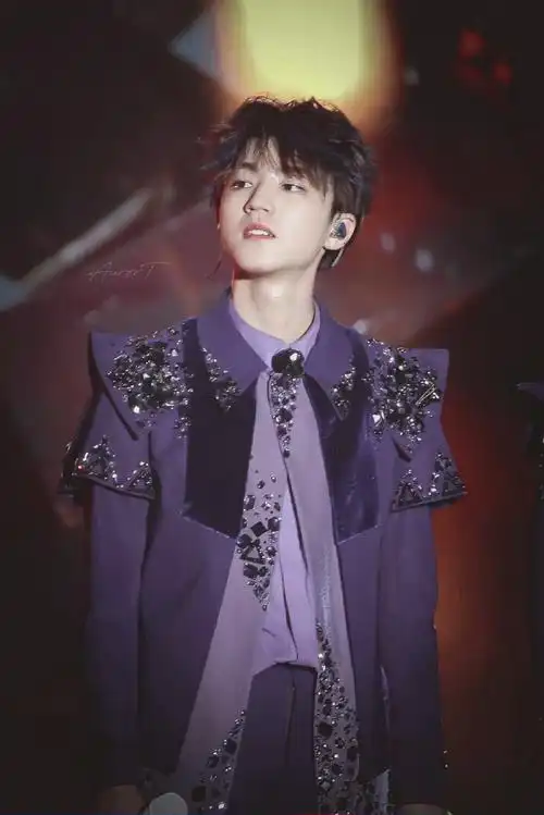 王俊凯紫色衬衫