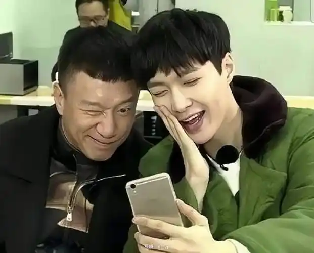 张艺兴孙红雷互动惹争议,网友质疑开黄腔,"大家伙"误导人想歪