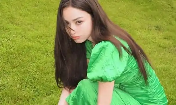 因为他们的女神——古力娜扎——将开启她的美好十月行程