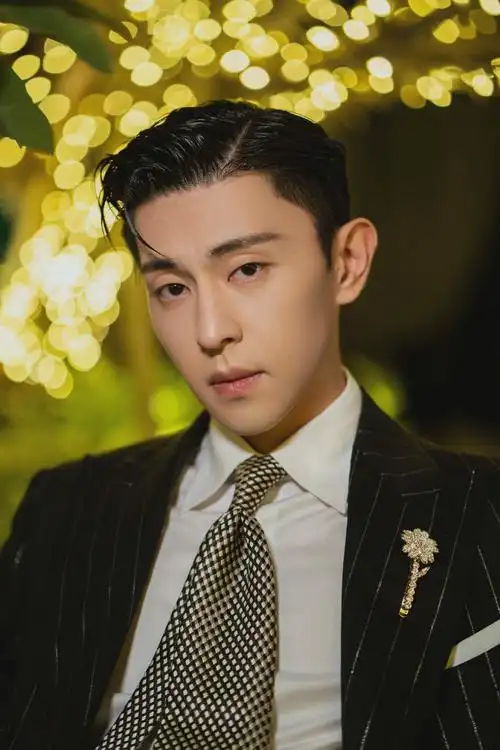 邓伦身穿银丝条纹西服套装搭配乐福皮鞋出席时尚活动