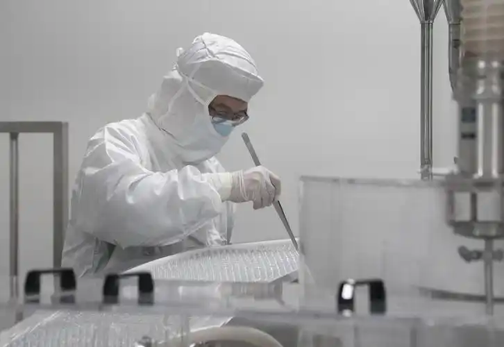 5月11日,科兴中维公司,工作人员正在进行新冠疫苗生产.