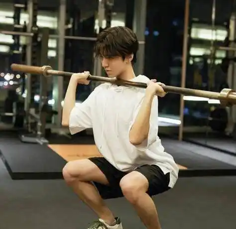 王俊凯现身健身房,边举铁边耍帅,摆拍痕迹明显引网友热议_谢霆锋_明星