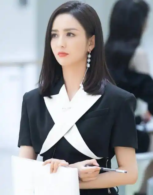 作为一位备受关注的女演员,佟丽娅一直以来都是时尚界的风