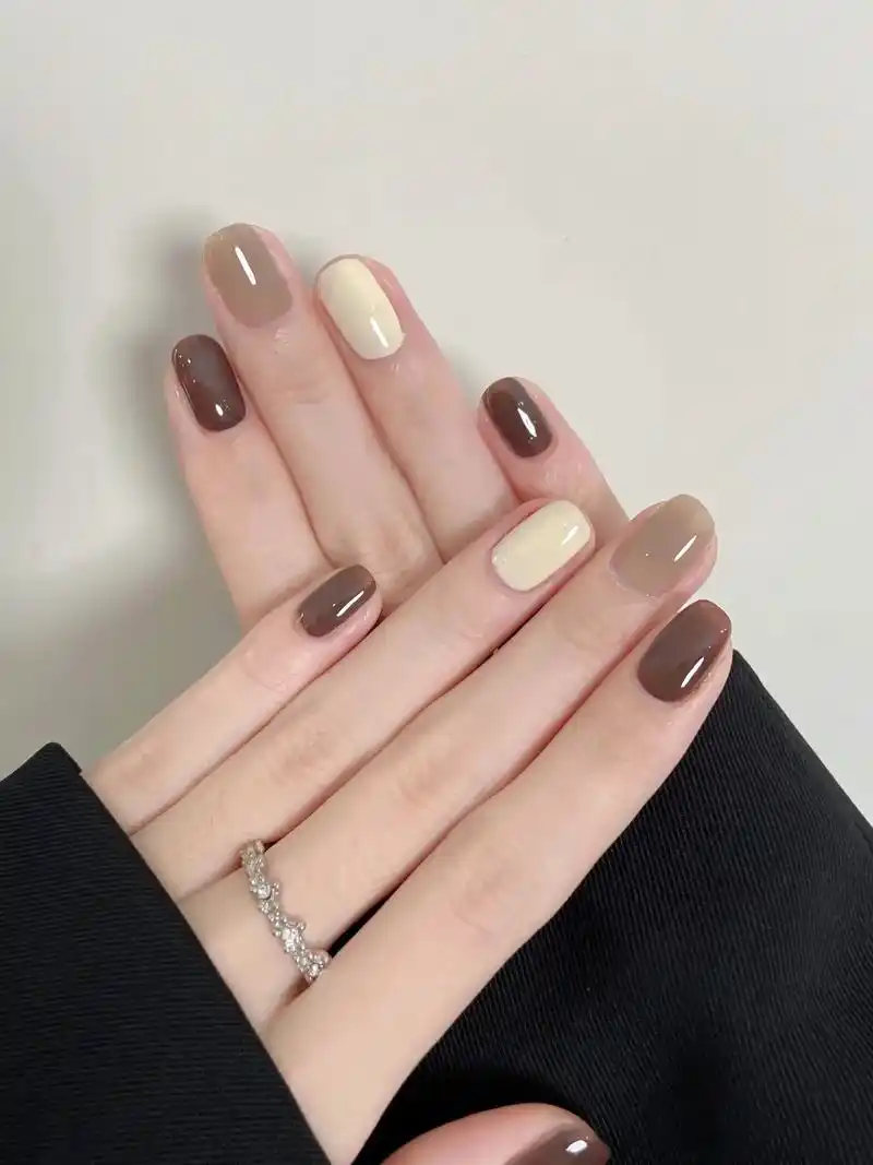 莫兰迪咖系跳色美甲