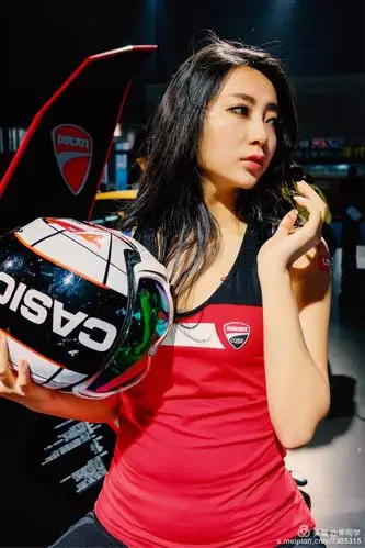 长沙车展 — 富士x70下的杜卡迪and车模