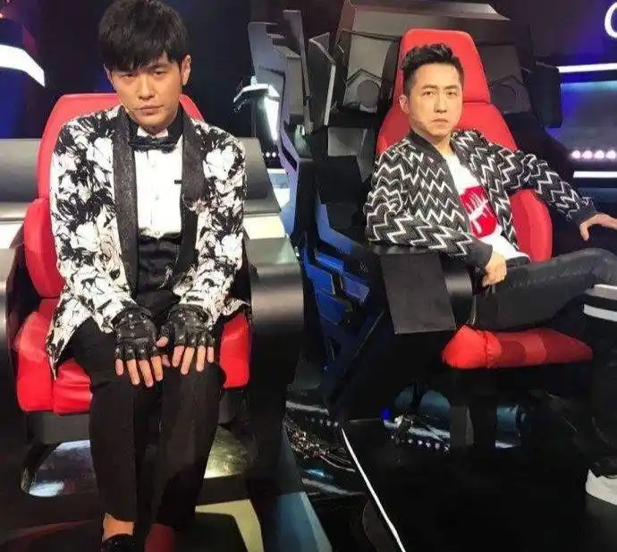 应该说,华语歌坛最后一个公认的天王就是周杰伦,周天王了.