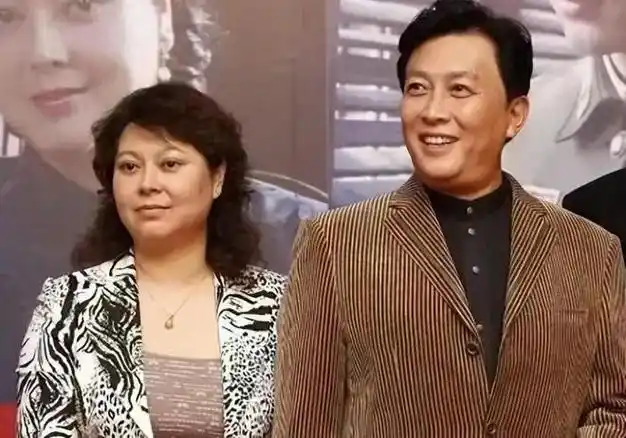 唐国强女儿唐莉母亲自杀让她为其复仇她怎么与继母亲如一家