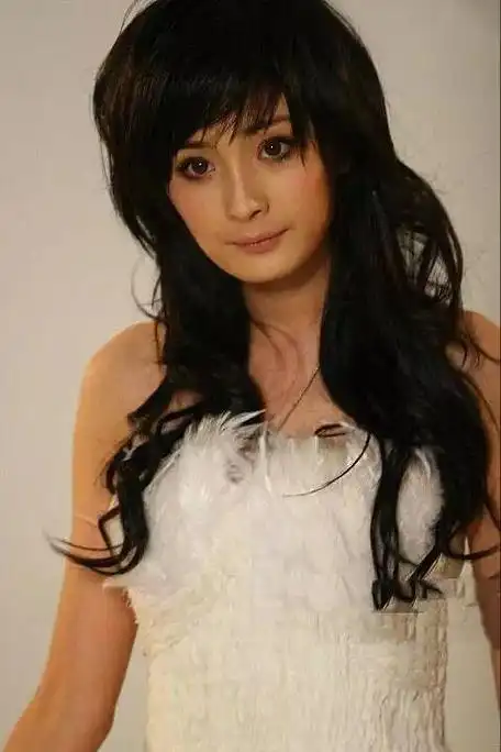 杨幂早年的青涩照身穿白色抹胸裙手臂白皙细嫩太养眼