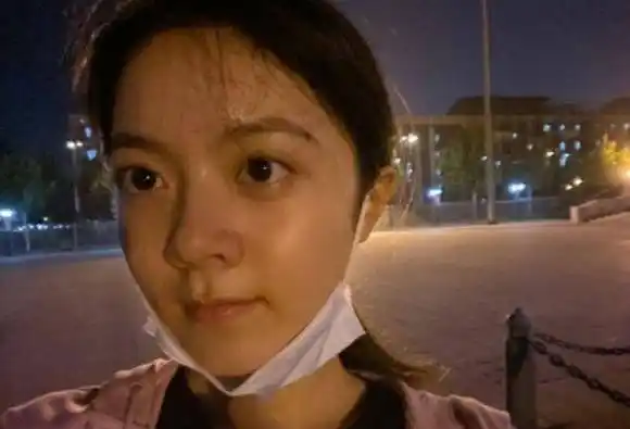 赵今麦晒大一生活,素颜穿卫衣皮肤有点黑,手机壳暴露"感情现状"_中戏