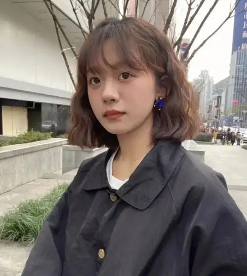 很百搭很日常~中短发烫这种水波纹慵懒感蛋蛋卷真的很好看发型特点