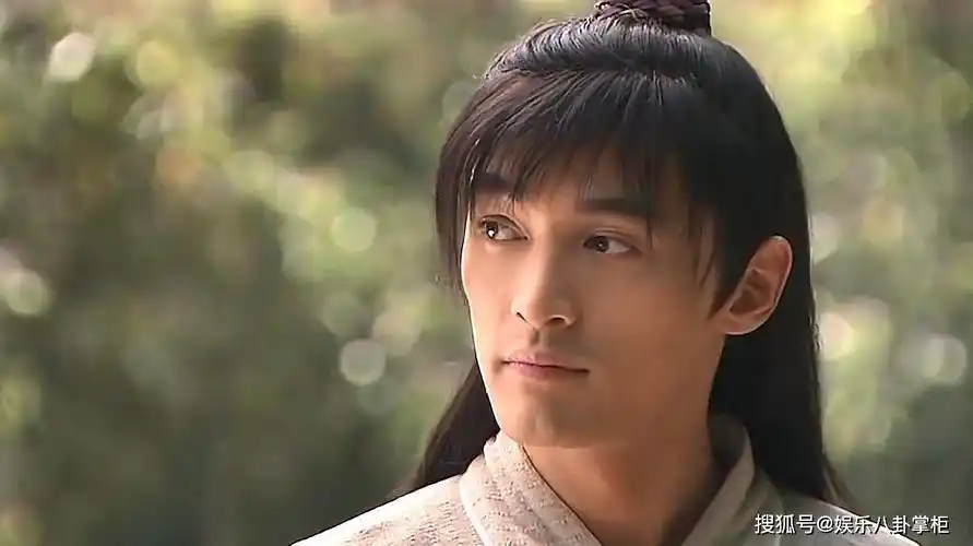 2010年拍摄《神话》前后,经纪公司一度因为担心胡歌的伤疤会影响到他