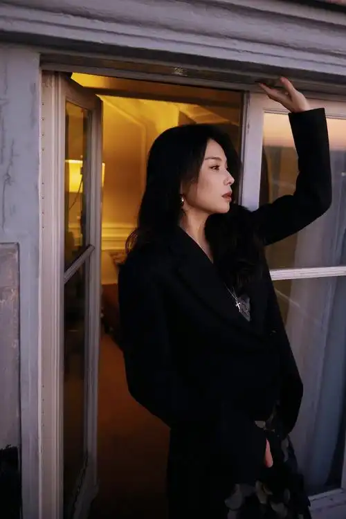 刘涛一身黑色紧身裙现身巴黎时装周,裙子完美将涛姐身材勾勒出来