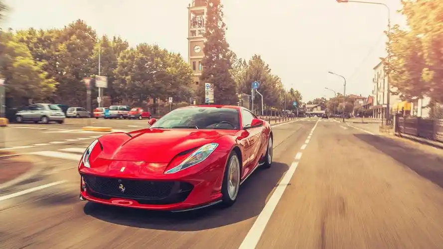 酷炫,帅气,豪车,马力,电脑壁纸,壁纸法拉利812红色时尚跑车高清图片