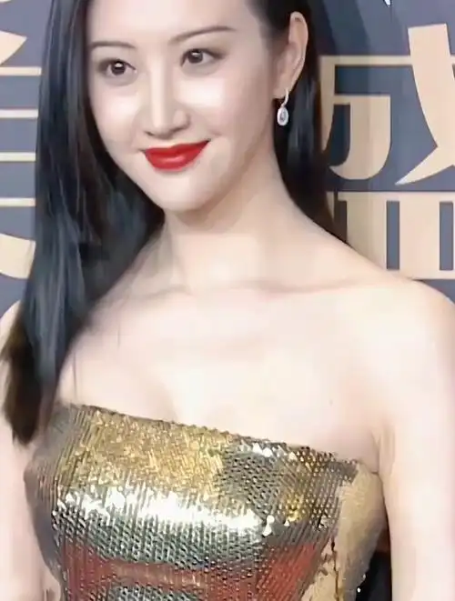 景甜身材有多好,出席活动大秀身材,网友:张继科后不后悔